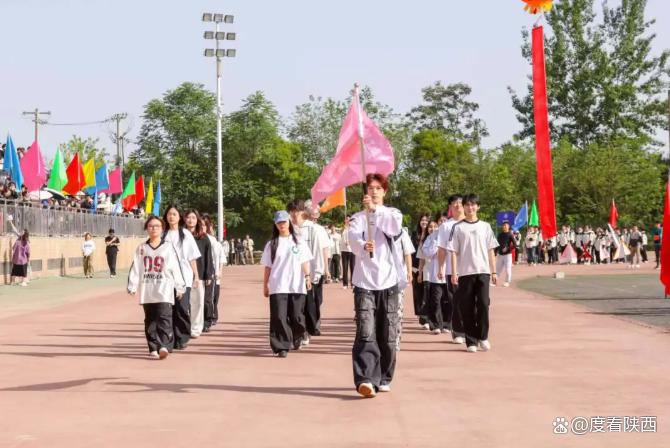 包含奥兰群岛女足新援亮相，为球队注入活力的词条