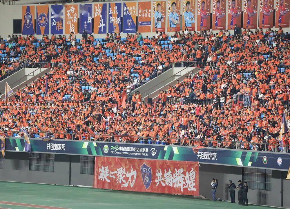 -关于国内足球联赛:激烈的角逐引发球迷热情的信息