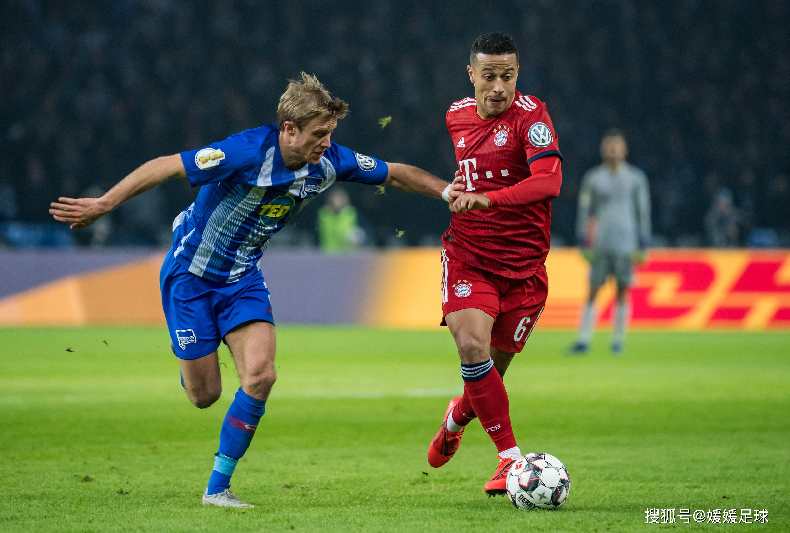 包含拜仁慕尼黑击败弗赖堡，延续不败纪录的词条