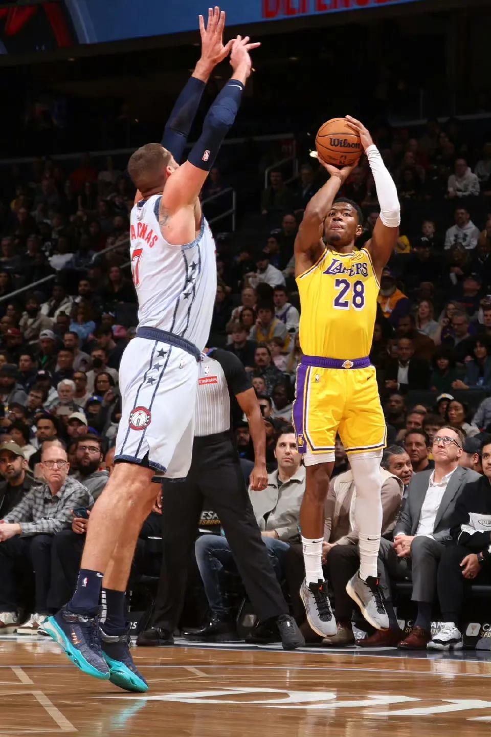 九游体育在线-湖人队遭遇四连败，詹姆斯力挺新秀表现的简单介绍