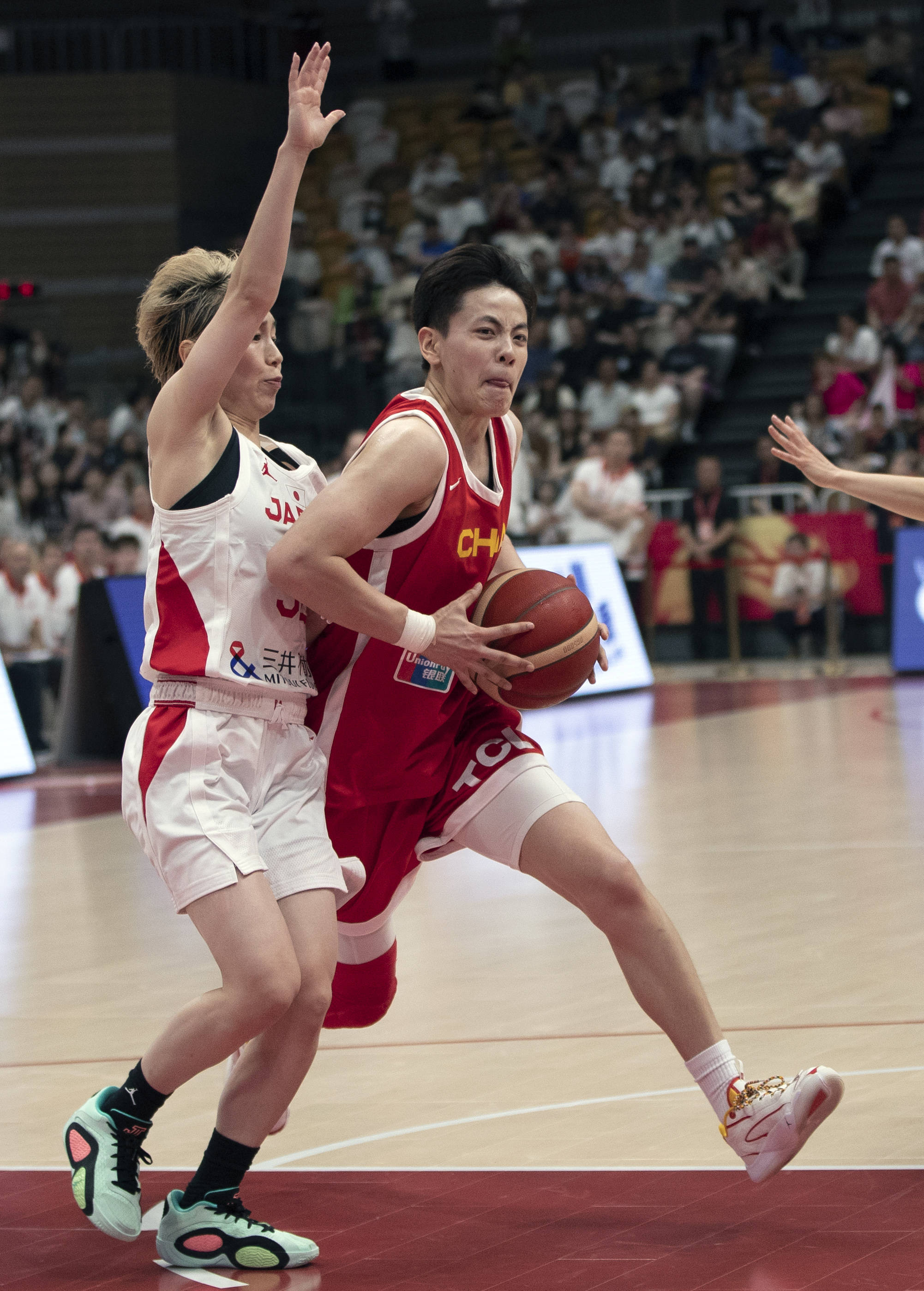 关于强强对抗的篮球赛场上演精彩比拼的信息