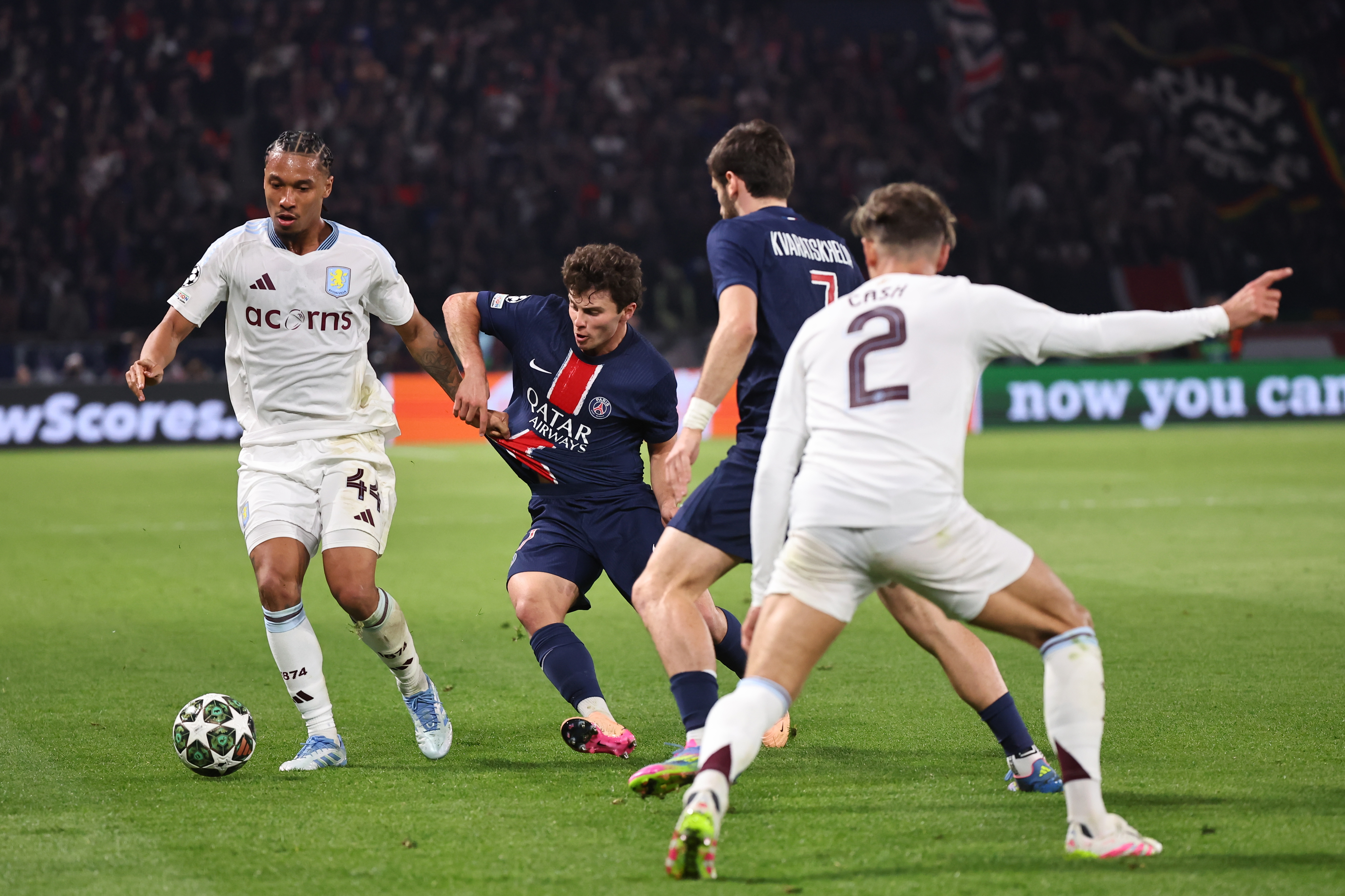 -包含欧洲联赛冠军争夺紧张，球队全力以赴角逐胜利的词条