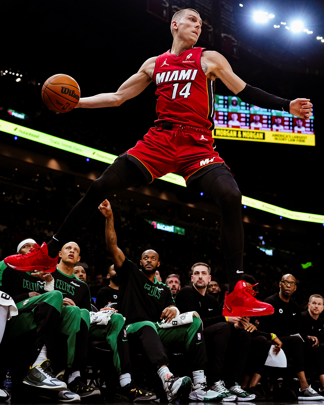 热火取得又一胜利！球员努力拼搏，抢夺胜利的简单介绍