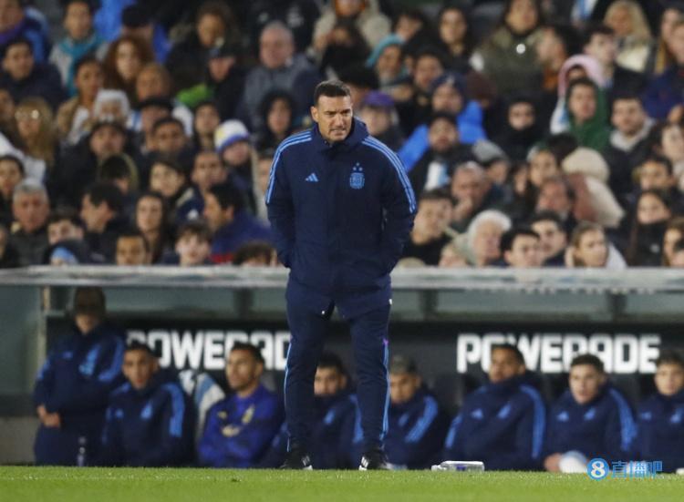 包含哥斯达黎加足球队签下新后卫球员的词条