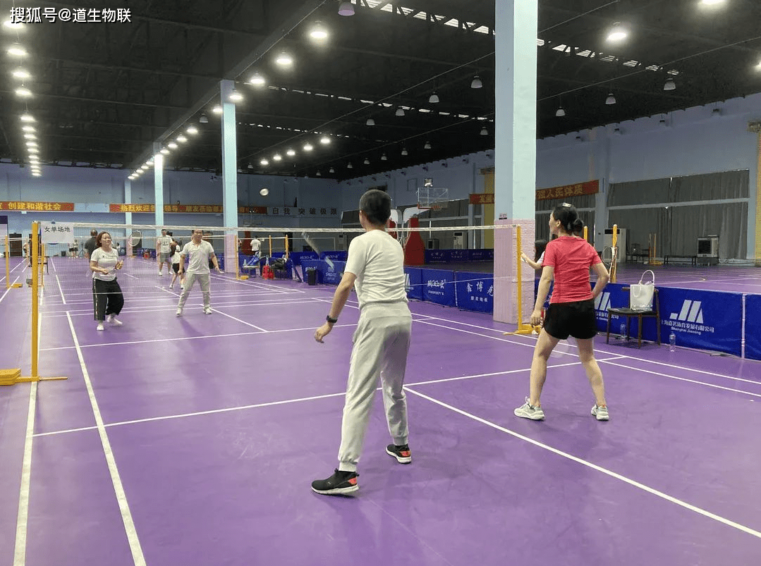 球场上的激烈竞争让人目不暇接