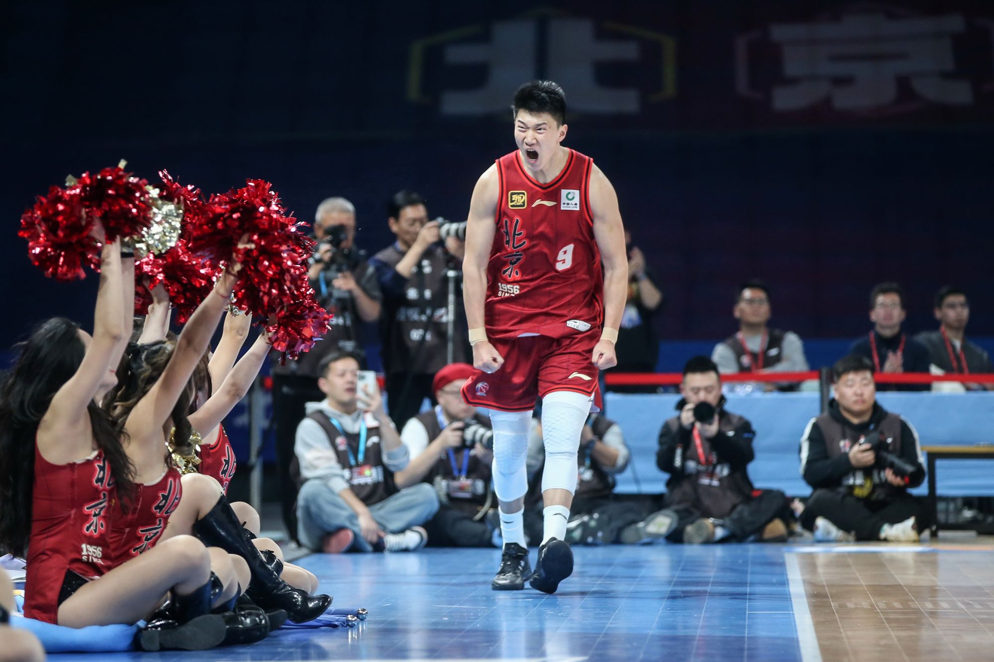 关于危险中求胜，球员拼尽全力向胜利冲刺的信息