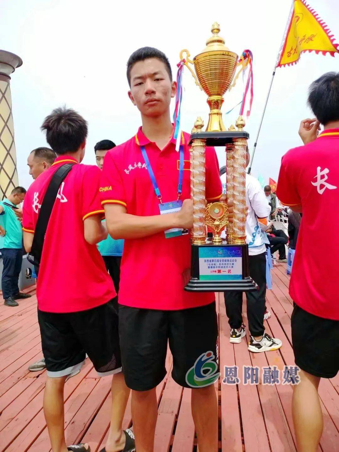 队员们在比赛中克服困难，终获胜利