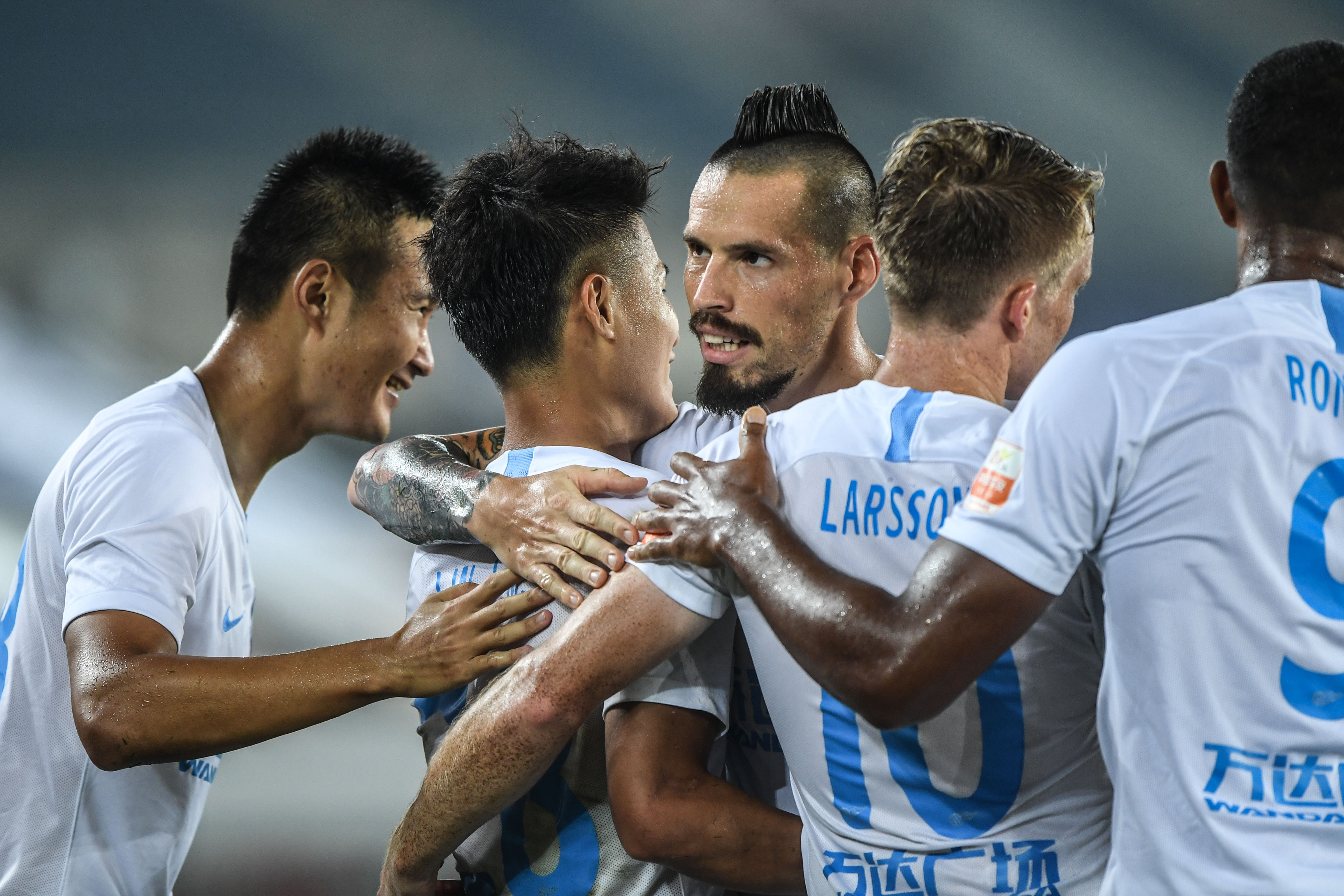 关于上海海港对阵山东鲁能队,争分夺秒决胜负的信息 关于上海海港对阵山东鲁能队,争分夺秒决胜负的信息