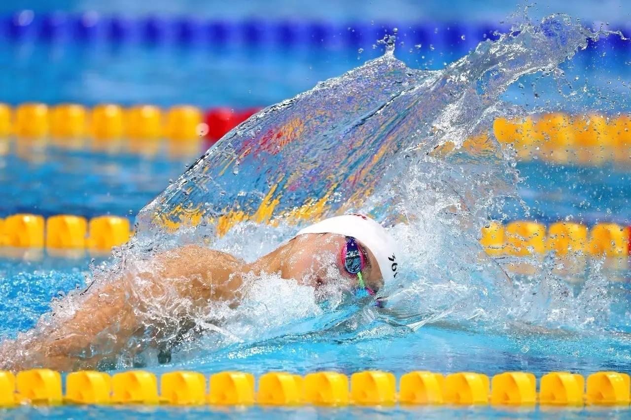 竞技场上的角逐，球员们用实力争夺胜利