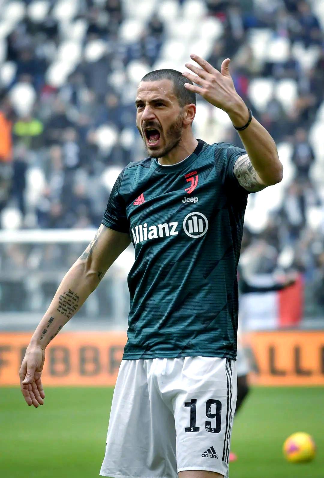 九游体育在线-包含巴黎圣日耳曼后卫球员强势追赶，化解危机的词条