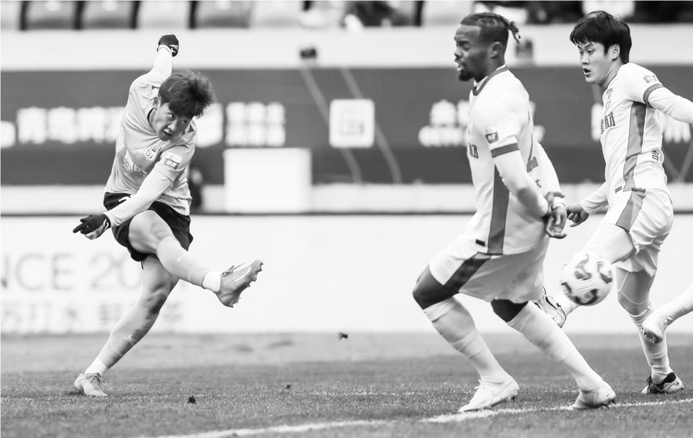 九游体育入口-纷飞球门，球员斗志昂扬的壮举的简单介绍