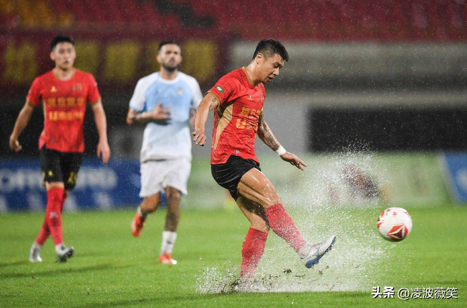 包含罗斯托克主场惜败，保级压力加重的词条