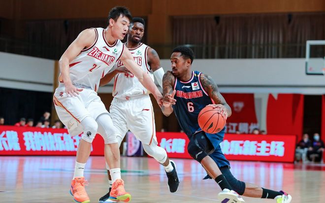 甘肃男篮在比赛中努力追赶,成功逆转 甘肃男篮在比赛中努力追赶,成功逆转