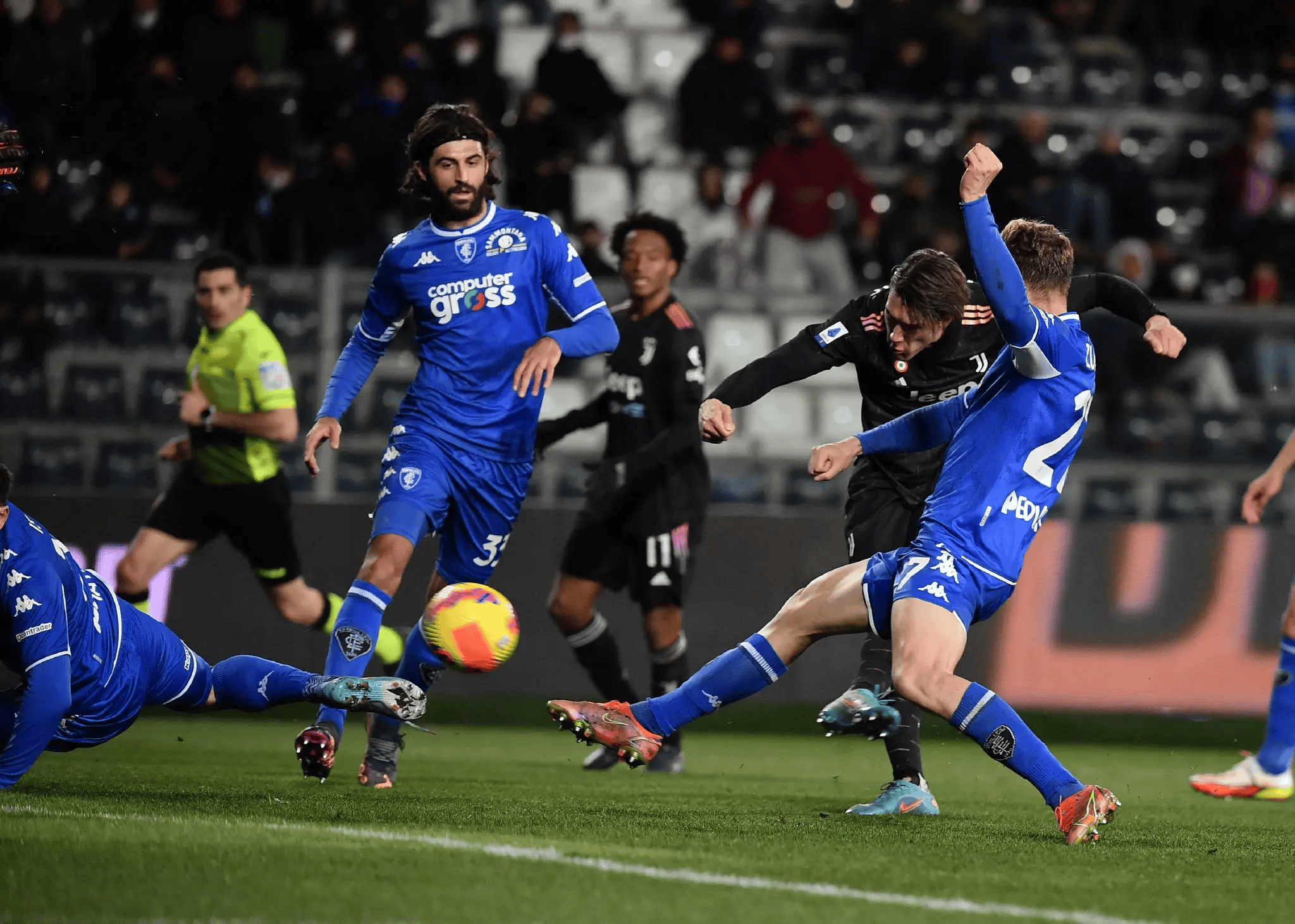 包含博洛尼亚险胜，赢得关键比赛的词条