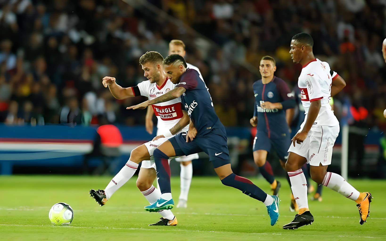 九游体育-梅斯足球队在法国联赛中大获全胜