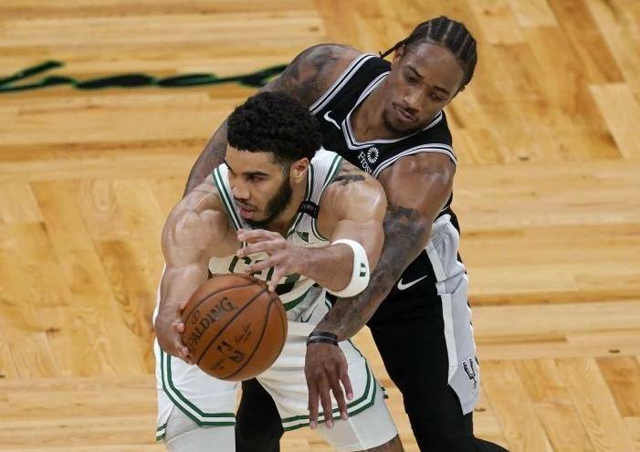 马刺逆转活塞,德罗赞贡献关键抢断 马刺逆转活塞,德罗赞贡献关键抢断